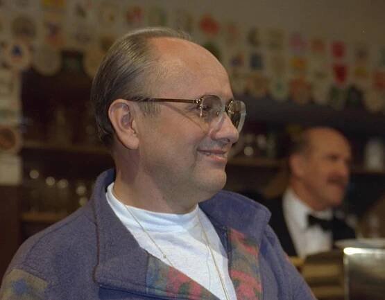 Václav Knop slaví 76. Nerudný tělocvikář z Hospody si užívá s o 35 let mladší blondýnkou