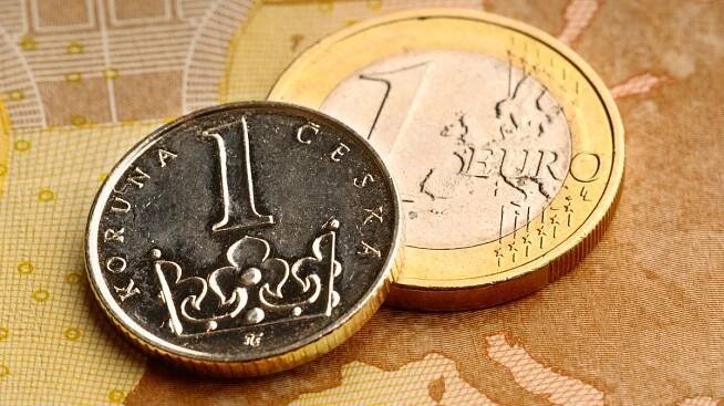 Bubák euro, nebo svatá koruna česká: Co je víc v národním zájmu?