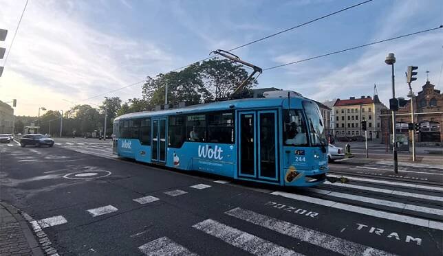 Šofér Volva odbočil pod tramvaj. Vytížená trasa v Olomouci ráno stála