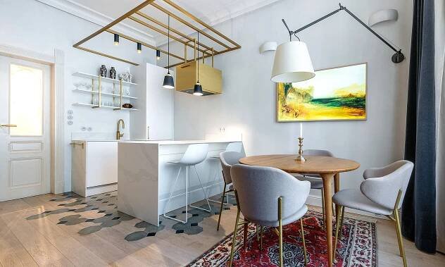 Do bytu na Smíchově skoro nepřijde slunce, designérka ho nahradila zlatem