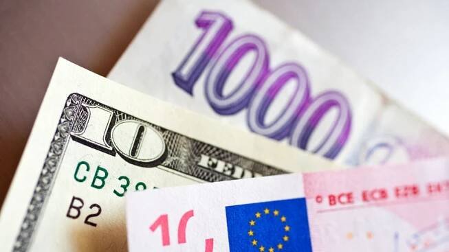 Koruna je na nejsilnějším kurzu k euru od prosince 2023, vůči dolaru oslabila