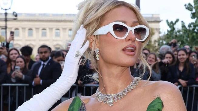 ŽENA-IN - Paris Hilton v Paříži předvedla těžko uhlídatelný výstřih a legendární nebezpečné boty od Vivienne Westwood