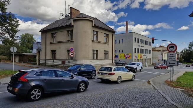 Starý dům překáží provozu v rušné křižovatce, Havlíčkův Brod ho koupí a zbourá