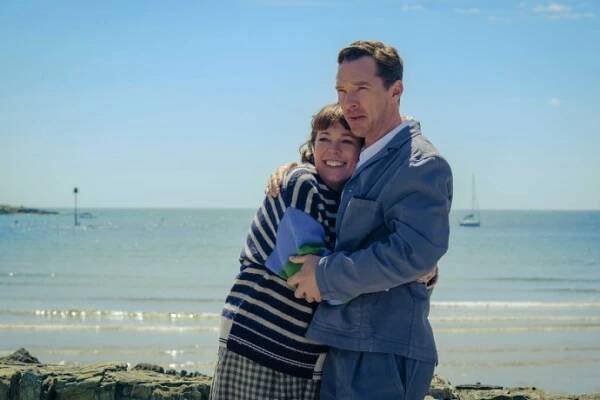 Benedict Cumberbatch a Olivia Colman po 36 letech válčí jako Roseovi z osmdesátek. Ale vlastně úplně jinak