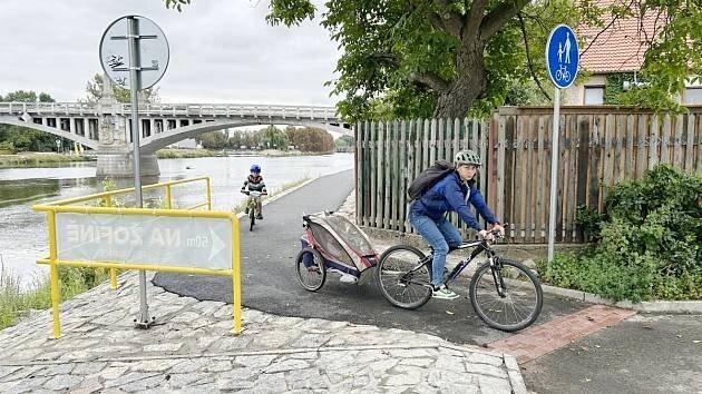 Nebezpečné místo na cyklostezce u lávky. Město chce trasu rozšířit a narovnat