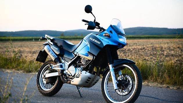 Hvězda se vrací! Kawasaki oživuje legendární enduro model z devadesátek