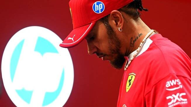 Hamilton musel před sportovní komisaře. Penalizaci nedostal