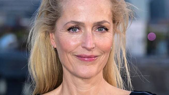ŽENA-IN - Gillian Anderson se nebojí ukázat své přednosti: Na premiérách předvádí jeden smyslný outfit za druhým