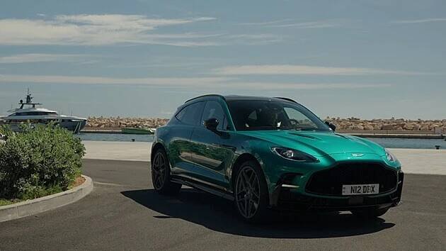 První jízda: Aston Martin DBX S je milionářský stěhovák, jezdí tři sta i hýčká