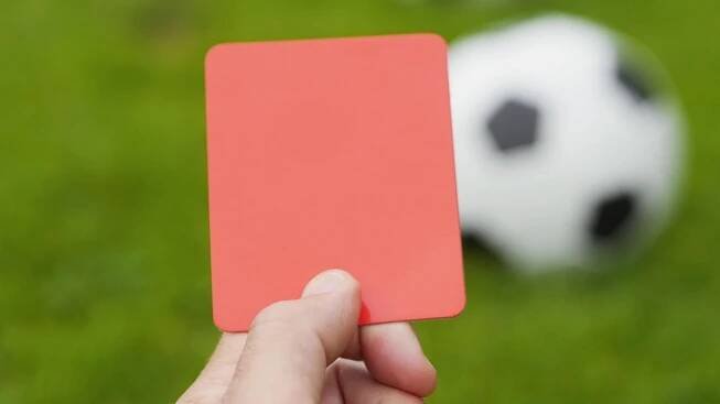 Šílenost na fotbale v Meziboří. Trenér škrtil rozhodčího, zápas se nedohrál