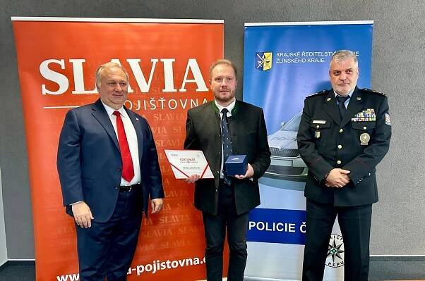 ‚Byla vyčerpaná, nemluvila, bála se.‘ Myslivec, který zachránil seniorku, dostal cenu Ztracená pomněnka