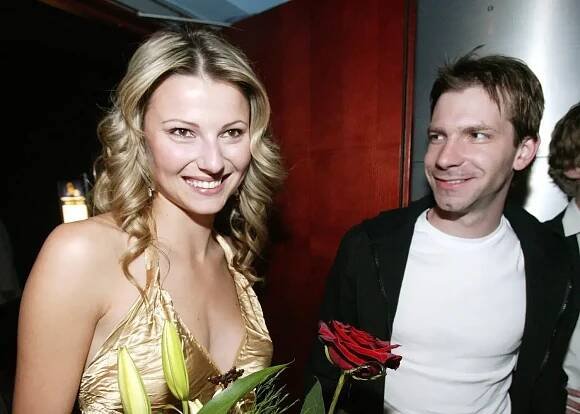 Fešáka Maxe z Účastníků zájezdu dnes nepoznáte. Už 30 let žije na psí knížku se Zuzanou Norisovou a mají spolu i děti