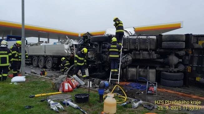 Děsivá nehoda na benzince na D5: Kamion vrazil do druhého! Požár a dva zranění