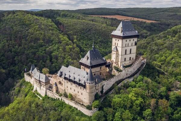Karlštejn: středověká perla českého cestovního ruchu a brána do historie