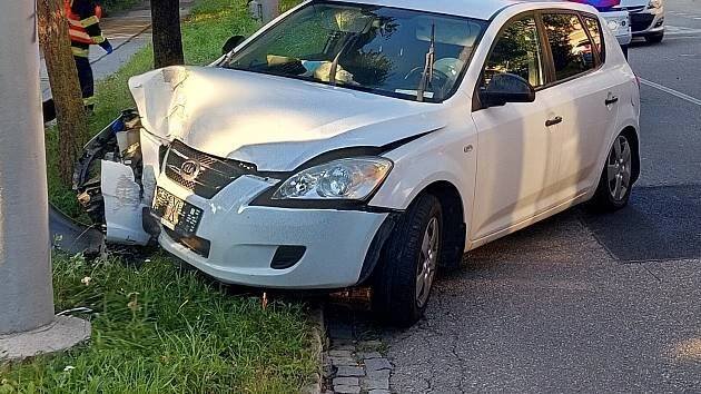 Nehoda v Jihlavě. Řidič porazil sloup na ulici, zranily se spolujezdkyně