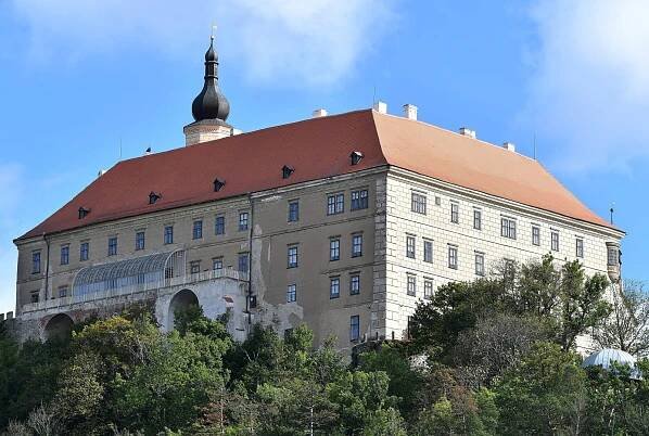 Život na zámku. V Náměšti nad Oslavou otevřeli šest neobvyklých bytů, dva z nich jsou chráněné bydlení