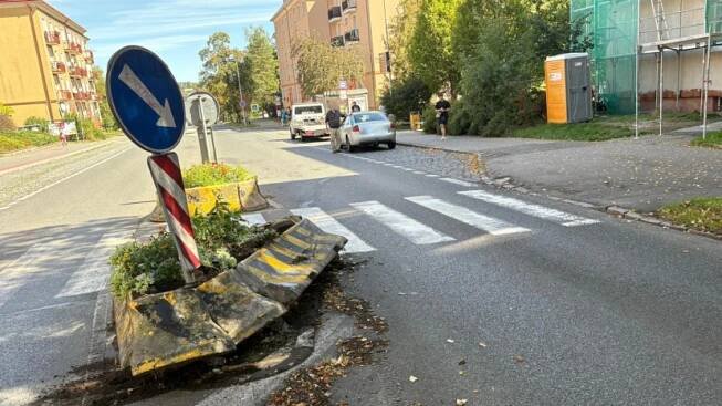 Řidiče oslnilo slunce a narazil do betonového ostrůvku v Příbrami