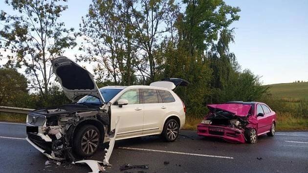 Rozpárané Volvo a zranění. Ranní nehoda na Hosově v Jihlavě komplikovala dopravu