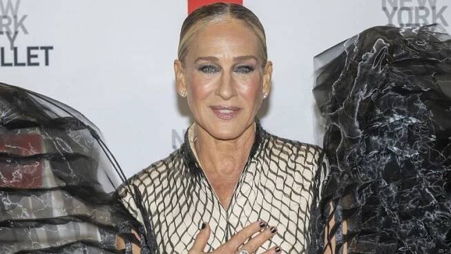 ŽENA-IN - Jako děsivá černá labuť: Sarah Jessica Parker dorazila na galavečer v extravagantním modelu s obřími křídly