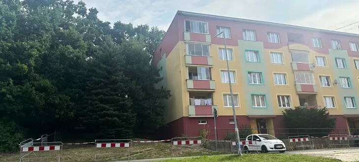 Zkontrolujte si své domy, vyzývá Chomutov obyvatele. Obavy vzbudil panelový dům s narušenou statikou