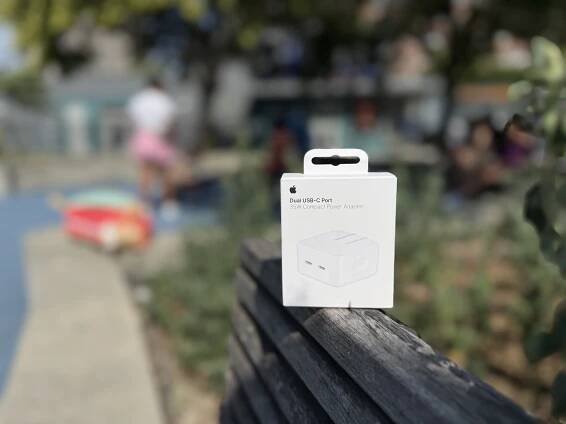 Recenze Apple 35W Dual USB-C Port Compact Power Adapter: jediný produkty, který Apple prodává pouze v USA