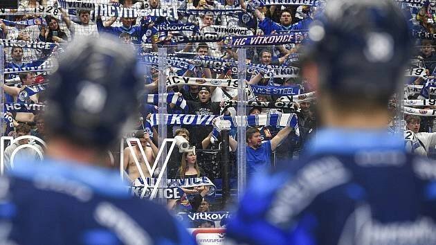 OBRAZEM: Dáš si pivo? Slovenští fanoušci hecovali maskota Vítkovic
