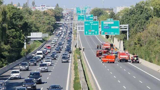 11 aut v sobě, několik zraněných! Řetězové nehody ochromily D1 u Prahy