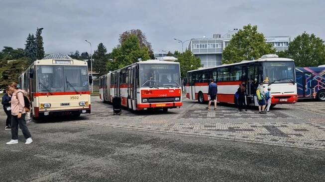 Vězeňský autobus i letištní speciál. Fanoušci MHD obdivovali v Brně současné i historické vozy
