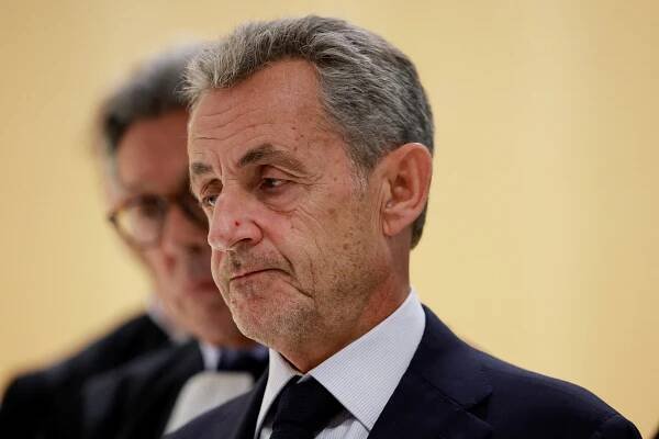 Nebojím se, říká Sarkozy před nástupem do vězení. Plánuje tam napsat knihu