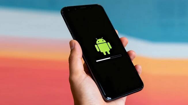 Androidy za poslední roky výrazně zrychlily při zapínání telefonu. Některé se dotáhly i na iPhone