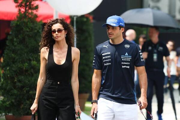 Sainz si stěžuje na vysílání F1: Víc je zajímají naše přítelkyně než závodění