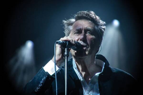 Zazářil s kapelou Roxy Music, věnuje se i předělávkám hitů kolegů: Bryan Ferry slaví osmdesátiny - Expres FM