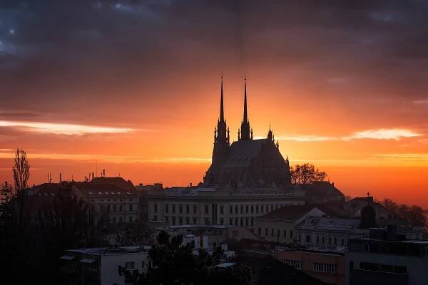 Město Brno hlasovalo jinak než okres Brno-venkov. I účast se výrazně lišila