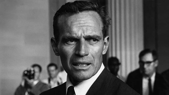 Charlton Heston: proslavil ho Ben Hur, El Cid a Planeta opic. Ve staří nosil paruku a miloval zbraně