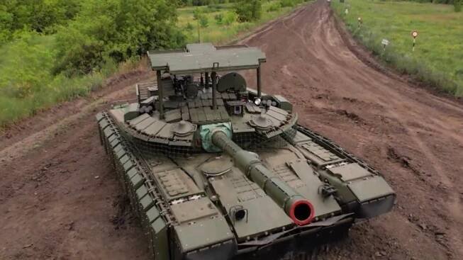 Video: Skvěle ukrytý ruský tank T-80 nakonec zmasakrovaly drony. Ale větve stromů ho dlouho chránily