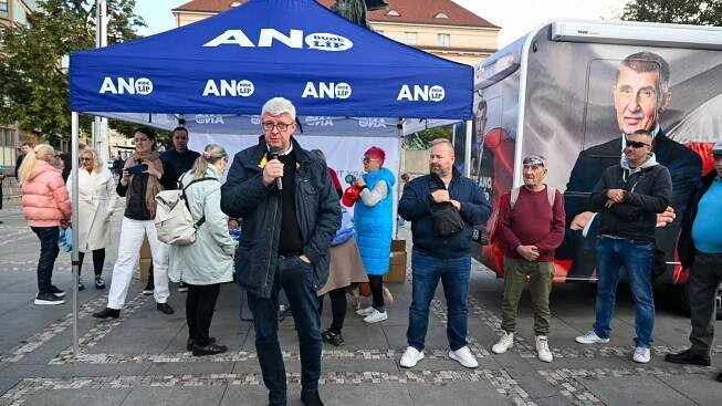 Karla Havlíčka na setkání s ANO vypískali odpůrci s ostrými transparenty