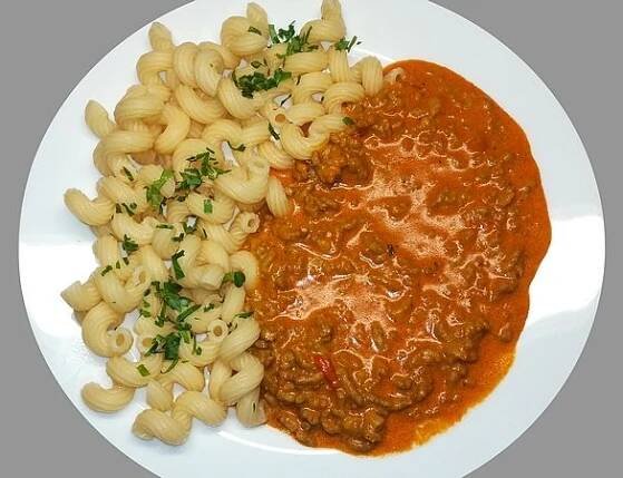 Mleté maso se smetanovou kari omáčkou. Recept