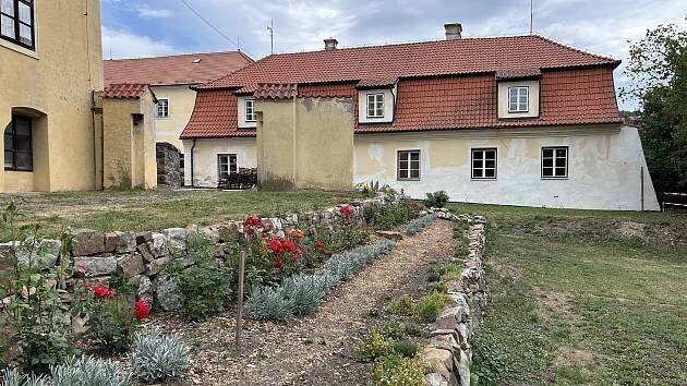 Hořovice: Mění zámek na hospodářský dvůr. A lákají na výstavu náhrobních kamenů