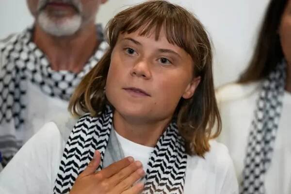 Greta Thunberg přiznala: „Mučení? Nic to nebylo!“ A kdo je ten tajemný muž, který ji všude doprovází?
