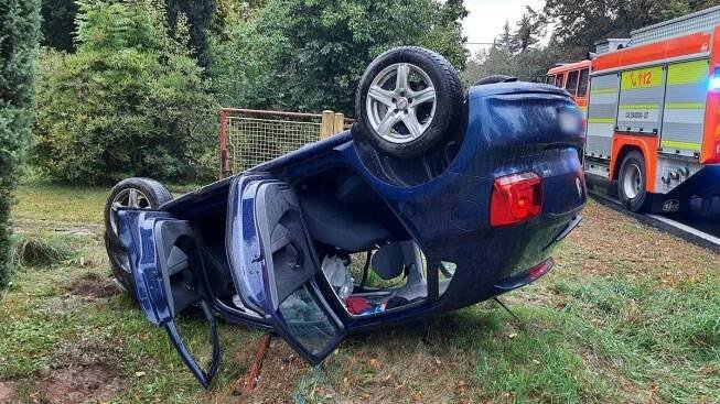 Zdrogovaný mladý řidič obrátil na Šumpersku auto na střechu. Předtím smetl značku, plot i plynovou přípojku