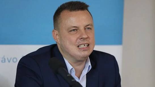 Rajchlovi se hroutí strana. Bývalí lídři mluví o machinacích s penězi a chystají trestní oznámení