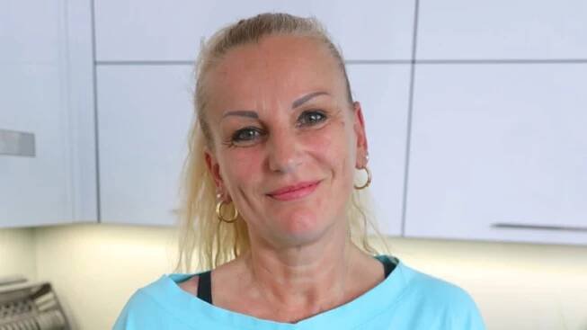 Pánové při šmejdění vyzkoušejí Jitčinu paruku. Po Petrovi se projde stokilový masér