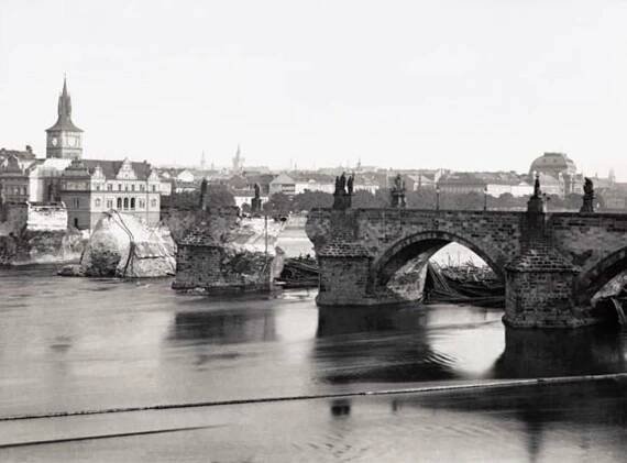 "Nebesa chrlila spousty vody." Rozbouřená Vltava v září 1890 pobořila Karlův most