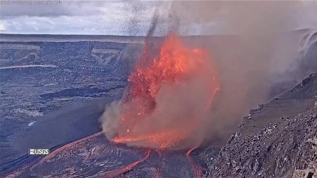 Havajská sopka Kilauea předvedla dechberoucí lávové fontány i prachový vír