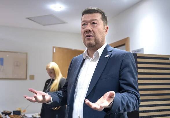 SPD a Motoristé se tlačí do vlády, ANO by radši od nich podporu své jednobarevné