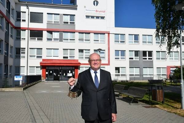Nemocnici v Bruntále převzal Moravskoslezský kraj. Do podzimu bude fungovat v ‚prázdninovém‘ provozu