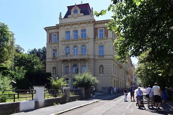 Karlovy Vary investovaly desítky milionů do budovy na nábřeží Jana Palacha. Další opravy pokračují