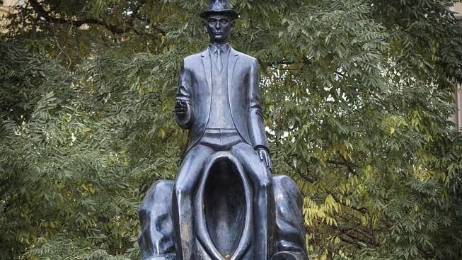 SATIRA: Franz Kafka ve filmu polské režisérky A. Holland není vůbec skutečný Franz Kafka