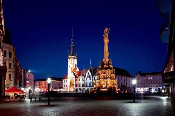 Česko v UNESCO 12. díl: Olomouc láká na barokní morový sloup Nejsvětější Trojice a na orloj