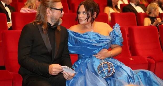 Od módních přešlapů k eleganci: Které dámy se naučily vkusně oblékat až po letech?